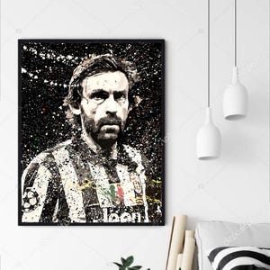 Może przedstawiać: Czarno-biały cyfrowy wydruk artystyczny piłkarza w pasiastym stroju z odrobiną koloru. Piłkarz patrzy w prawo, a na dole obrazu widoczny jest tekst "lean".