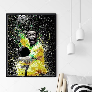 Könnte beinhalten: Ein digitales Schwarzweißbild eines Fußballspielers, der ein Tor feiert. Der Spieler trägt ein gelbes und grünes Trikot mit einer schwarzen Nummer 7 auf der Vorderseite. Der Hintergrund ist schwarz mit grünen, gelben und blauen Farbstichen.