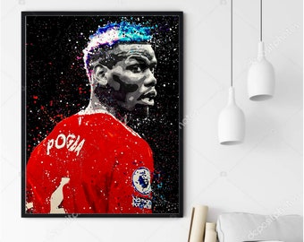 Puede incluir: Una pintura digital en blanco y negro de un jugador de fútbol que lleva una camiseta roja con el nombre "POGBA" en la espalda. El jugador tiene el pelo azul y blanco y mira hacia la derecha. El fondo es negro con salpicaduras de pintura blanca y azul.