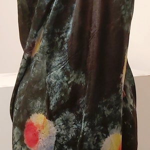 Pareo de seda suave y pura morera con base negra y gris, efecto tie-dye. Muy atractivo.
