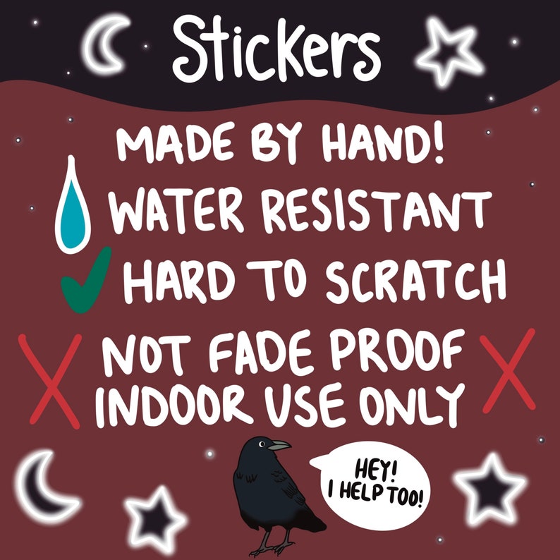Pode incluir: Uma folha de adesivos com fundo vermelho escuro e texto branco. O texto diz "Stickers", "Feito &agrave; m&atilde;o!", "Resistente &agrave; &aacute;gua", "Dif&iacute;cil de arranhar", "N&atilde;o resistente ao desbotamento", e "Somente para uso interno". Um corvo preto com um bal&atilde;o de fala que diz "Ol&aacute;! Eu tamb&eacute;m ajudo!" est&aacute; no canto inferior direito. H&aacute; estrelas brancas e luas crescente no fundo.