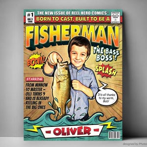 Puede incluir: Una portada de cómic con un niño sosteniendo un pez, titulada "Fisherman". La portada incluye bocadillos de texto con "BOOM!" y "SPLASH!". El niño se llama Oliver, y el cómic es el número 1.