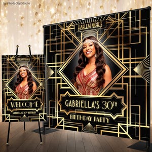 Puede incluir: Fondo y letrero de bienvenida de estilo art déco en negro y dorado para una fiesta de 30 cumpleaños. El fondo presenta a una mujer con un vestido rojo y dorado, con las palabras "Harlem Nights" y "Gabriella's 30th Birthday Party."
