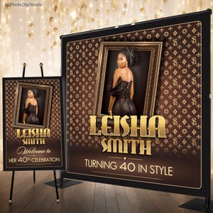 Puede incluir: Un letrero marrón y dorado con el texto "Leisha Smith" y "Turning 40 in Style". El letrero presenta una foto enmarcada de una mujer con un vestido negro. Un letrero más pequeño en un caballete dice "Welcome to Her 40th Celebration."