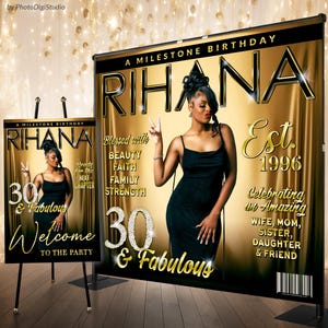 Könnte beinhalten: Ein gold-schwarzes Geburtstagsbanner und -schild mit einer Frau in einem schwarzen Kleid. Auf dem Banner steht "RIHANA" mit "Est. 1996" und "Celebrating an Amazing Wife, Mom, Sister, Daughter & Friend". Auf dem Schild steht "Welcome to the Party."