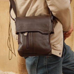 Sac à bandoulière en cuir, sac à bandoulière fait main, sac durable de tous les jours, sac à bandoulière avec fermeture à glissière, sac à main pour homme avec rabat, cadeau unique pour lui