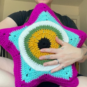 Starro Throw Pillow
