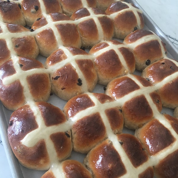 Easter Cakes, Hot cross buns