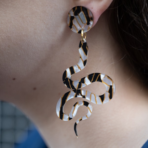 Boucles d'oreilles serpent tunnel noir et blanc , bijoux plexiglass, bijoux léger, boucles d'oreilles fantaisies, bijoux à paillettes