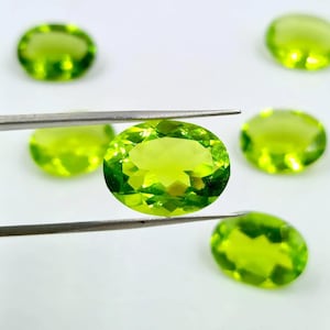 Zielony perydot AAA: owalny, fasetowany, luźny kamień