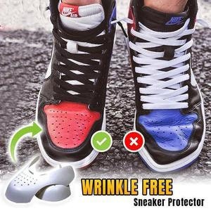 Puede incluir: Un par de protectores de zapatillas blancas para evitar arrugas en la puntera. Los protectores se muestran en un par de zapatillas, una con el protector puesto y otra sin &eacute;l. El texto "WRINKLE FREE Sneaker Protector" se muestra debajo de la imagen.