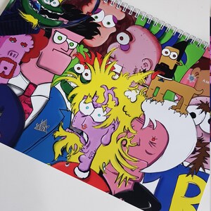 Può includere: Una copertina di quaderno colorata con un design di cartoni animati che presenta diversi personaggi con tratti esagerati. I personaggi sono disegnati in uno stile luminoso e audace con una varietà di colori, tra cui rosa, giallo, verde, blu e rosso. La copertina del quaderno è un design divertente e stravagante.