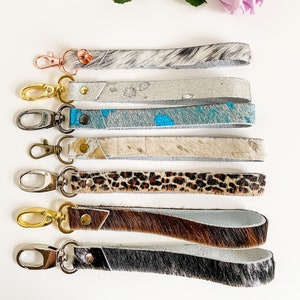 Correa de muñeca con pelo sobre piel, llavero de muñeca, pulsera bohemia, correa de muñeca intercambiable, accesorio para bolso, variedad de piel y herrajes