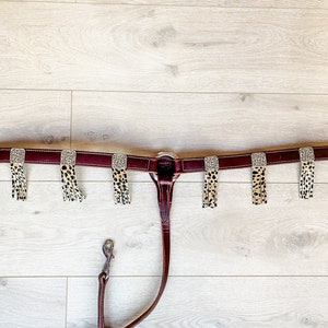 Collier de poitrine western en cuir huilé foncé avec franges guépard et conchos guépard Bling, sellerie léopard