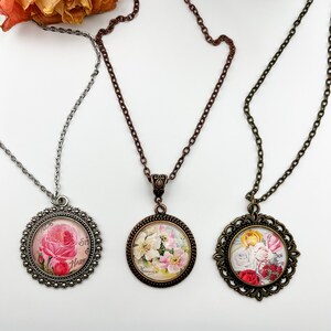 Hübsche Blumen Anhänger Halsketten, Vintage Rosen Halskette, Shabby Chic Schmuck, Cottagecore Halskette, Beste Freundin Geburtstagsgeschenk für Sie