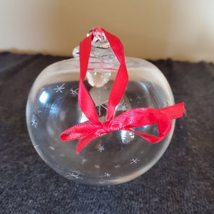 Hand Blown Clear Glass with delicate &quot;snow flake&quot; engraving Bulb Ornament