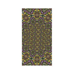 Könnte beinhalten: Ein rechteckiger Dekorationsartikel mit einem sich wiederholenden Blumenmuster in Lila, Grün, Gelb und Braun. Das symmetrische Design erzeugt einen Kaleidoskopeffekt. Der Artikel hat einen weißen Rand.