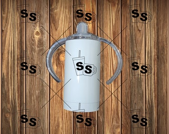 Puede incluir: Un vaso blanco de acero inoxidable con dos asas y un logotipo "SS" negro. El vaso está sobre un fondo de madera.