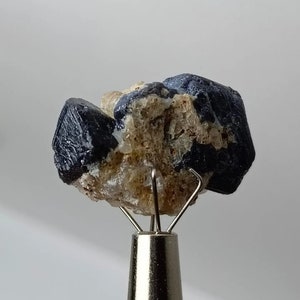 Sapphirine double terminated crystal  (20ct)