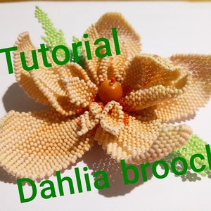 Peut inclure: Tutoriel pour la réalisation d'une broche en perles de dahlia. La broche est réalisée avec des perles de couleur pêche et possède une petite perle orange au centre. La broche est entourée de feuilles de perles vertes.
