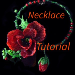 Può includere: Una collana di perline con un fiore di papavero rosso e foglie verdi. La collana è realizzata con perline rosse, verdi e trasparenti. Il testo "Necklace Tutorial" è scritto in arancione su uno sfondo nero.