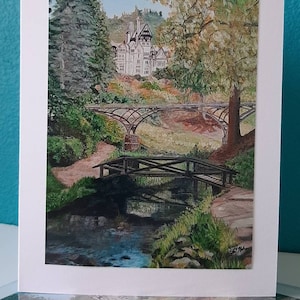 Könnte beinhalten: Ein Gemälde, das ein weißes Gebäude mit einer Brücke und einem Bach im Vordergrund zeigt. Das Gebäude ist von Bäumen und Büschen umgeben, der Bach fließt durch eine grasbewachsene Fläche. Die Brücke ist aus Holz und hat ein Geländer. Das Gemälde ist in einem realistischen Stil ausgeführt.