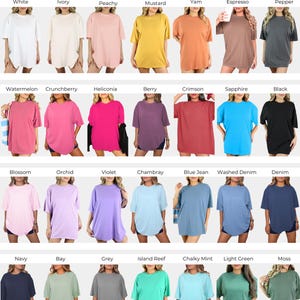 Op de afbeelding: Kleurenkaart met 24 verschillende kleuren T-shirts. De T-shirts zijn allemaal in dezelfde stijl, een loszittende, oversized T-shirt met korte mouwen. De kleuren zijn gerangschikt in vier rijen van zes kleuren. De kleuren zijn: Wit, Ivoor, Perzik, Mosterd, Yam, Espresso, Peper, Watermeloen, Framboos, Heliconia, Bes, Koraalrood, Saffier, Zwart, Bloesem, Orchidee, Violet, Chambray, Jeansblauw, Gewassen Denim, Denim, Marineblauw, Baai, Grijs, Eilandrif, Gekalkte Mint, Lichtgroen en Mos.