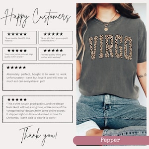 Może przedstawiać: Szary T-shirt z nadrukiem "Virgo" w panterkę. Koszulka jest pokazana na modelce w niebieskich dżinsach. Po lewej stronie obrazu znajdują się recenzje klient&oacute;w. Recenzje są wszystkie pozytywne i wspominają o jakości koszulki i wzorze.