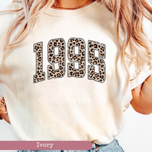Op de afbeelding: Een ivoorwit T-shirt met een luipaardprint van 1995.