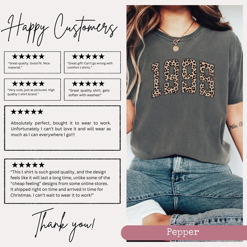 Op de afbeelding: Een grijs T-shirt met een luipaardprint met het jaar "1995". Het shirt wordt gedragen door een model in blauwe jeans. Klantbeoordelingen worden weergegeven met positieve feedback over de kwaliteit, pasvorm en het comfort van het shirt.