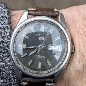 Vintage 1977 Seiko 5 Automatic - Survivor Piece, seltene 3-Uhr-Krone, restauriertes Uhrwerk