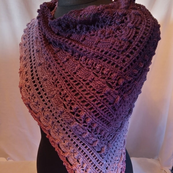 Envoltura / bufanda triangular de ganchillo púrpura oscuro