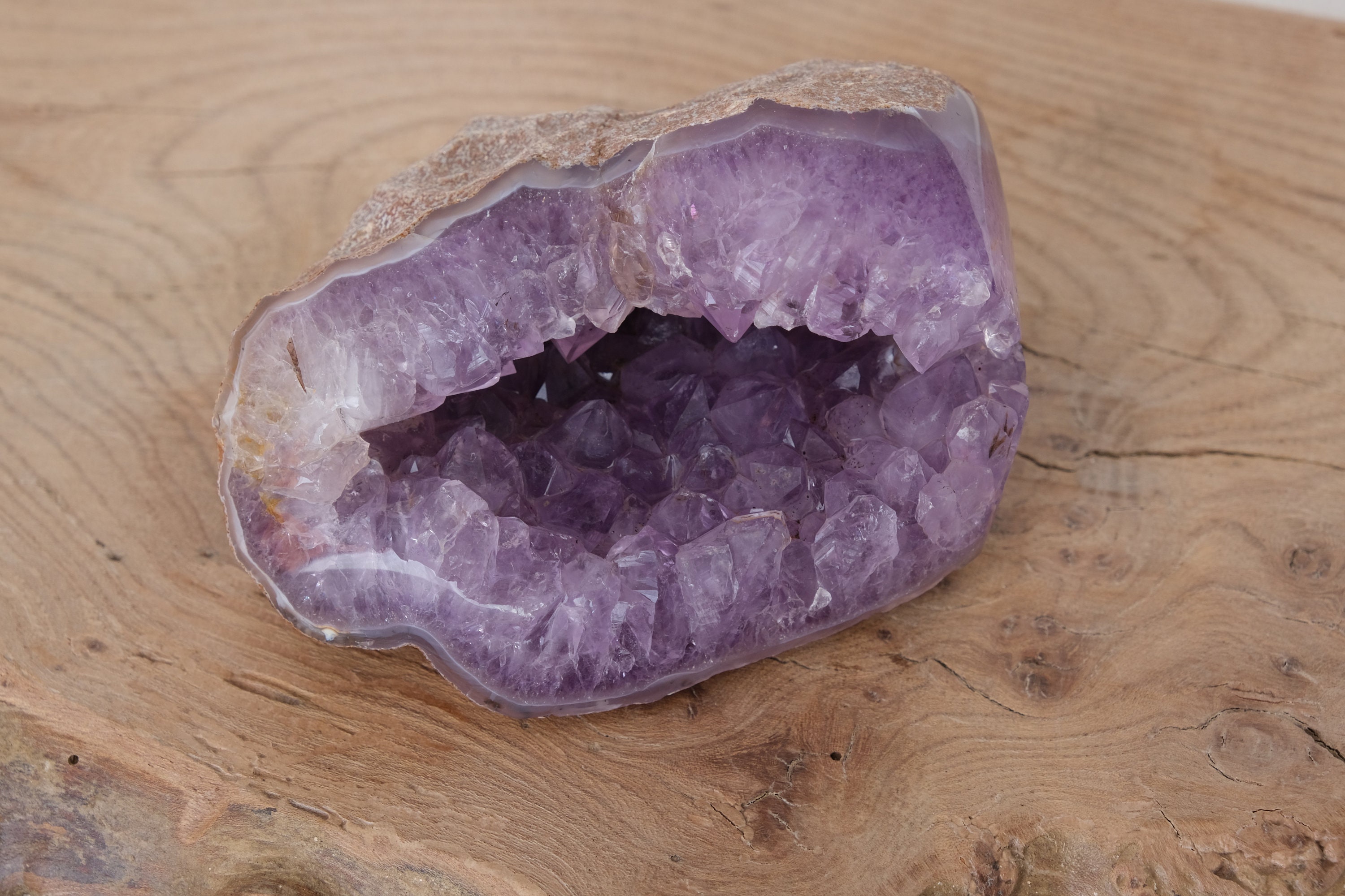 Druse en Améthyste Agate de Madagascar Poids 0.721 Kg