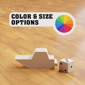 Könnte beinhalten: Ein weißes Spielzeugboot mit einem Farbkreis und einem weißen Würfel mit schwarzen Punkten. Der Text "COLOR & SIZE OPTIONS" befindet sich auf einem weißen Etikett.