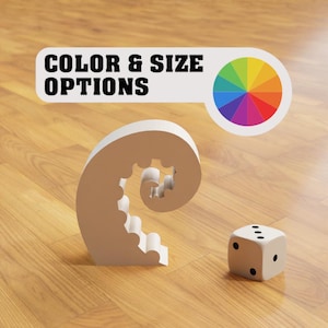 Könnte beinhalten: Ein weißes, 3D-gedrucktes, spiralförmiges Objekt mit einem weißen Würfel auf einer Holzoberfläche. Der Text "COLOR & SIZE OPTIONS" ist im Bild sichtbar. Ein Farbkreis ist ebenfalls im Bild sichtbar.