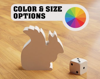 Peut inclure: Une figurine de  écureuil en bois blanc avec une roue chromatique et un dé blanc avec des points noirs. Le texte "COLOR & SIZE OPTIONS" est sur une étiquette blanche.