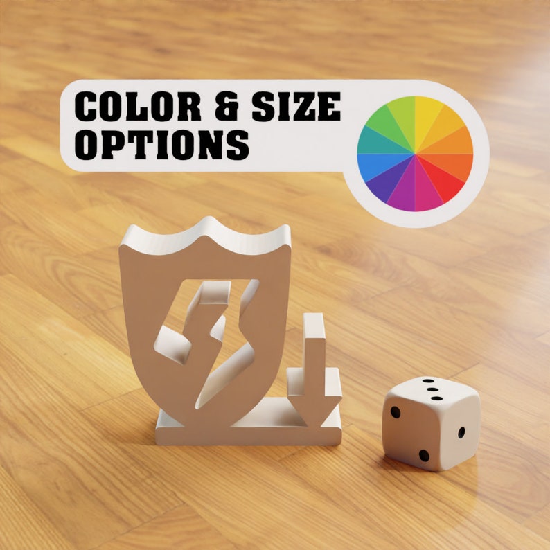 Op de afbeelding: Een wit schild met een bliksemschicht erin, een witte pijl die naar beneden wijst en een witte zeszijdige dobbelsteen met zwarte stippen op een houten oppervlak. De tekst "COLOR & SIZE OPTIONS" staat boven het schild en de pijl. Een kleurencirkel met regenboogkleuren bevindt zich rechts van de tekst.