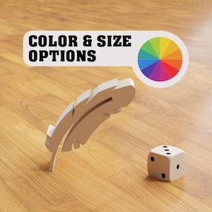 Può includere: Un'icona di penna bianca a forma di piuma e un dado bianco con punti neri su una superficie in legno. Il testo "COLOR & SIZE OPTIONS" è sopra una ruota dei colori con colori arcobaleno.