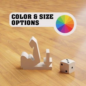 Peut inclure: Modèle imprimé en 3D blanc d'un biceps fléchissant avec une flèche pointant vers le bas. Le modèle est sur une surface en bois avec un cercle blanc montrant une roue chromatique et le texte "COLOR & SIZE OPTIONS". Un dé blanc avec des points noirs est sur le côté droit de l'image.