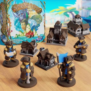 Könnte beinhalten: Das Brettspiel "Spirit Island" mit Miniaturen von Gebäuden und Figuren von Soldaten in braunen Mänteln und Hüten. Das Box-Art zeigt Fantasy-Charaktere. Die Spielsteine liegen auf einer Holzoberfläche.
