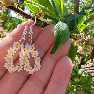 Beaded Daisy Earrings, Flower Earrings, Daisy Chain, Mother&#39;s Day gifts, Mother&#39;s Day Earrings.