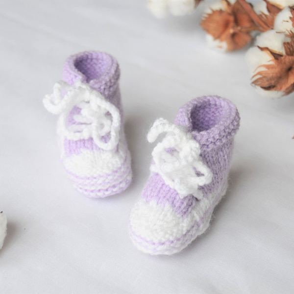Baskets à lacets/chaussons - 0-3 mois - tricoté main en France - cadeau de naissance - vêtement bébé