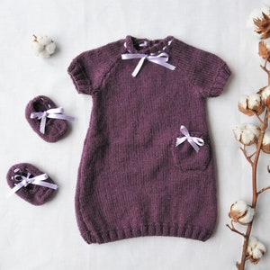 Robe et chaussons ballerines violet aubergine bébé 0-3 mois nouveau-né, ensemble cadeau naissance tricoté main en France image 1