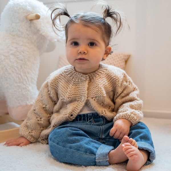 Gilet ajouré beige - du 3 au 18 mois - tricoté main en France - cadeau naissance - vêtement bébé enfant