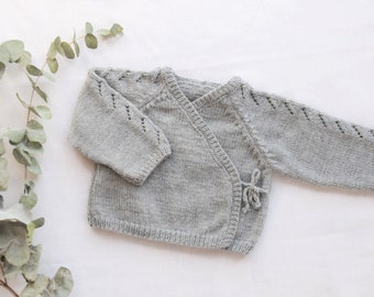 Gilet cache-cœur ajouré - du 0 (naissance) au 12 mois - tricoté main en France - cadeau naissance - vêtement bébé