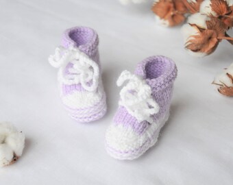 Schnürturnschuhe/Hausschuhe - 0-3 Monate - handgestrickt Frankreich - Geburtsgeschenk - Babykleidung