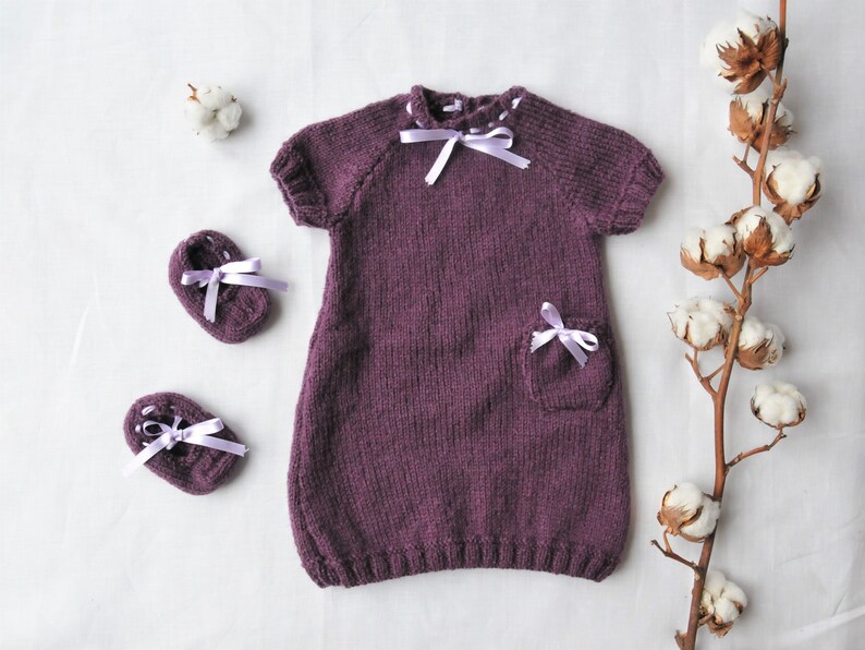 Robe et chaussons ballerines violet aubergine bébé 0-3 mois nouveau-né, ensemble cadeau naissance tricoté main en France image 1