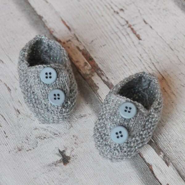 Chaussons gris métallisé naissance - 0 mois - tricoté main en France - cadeau naissance - vêtement bébé