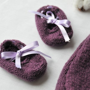 Robe et chaussons ballerines violet aubergine bébé 0-3 mois nouveau-né, ensemble cadeau naissance tricoté main en France image 2