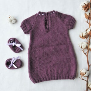 Robe et chaussons ballerines violet aubergine bébé 0-3 mois nouveau-né, ensemble cadeau naissance tricoté main en France image 5